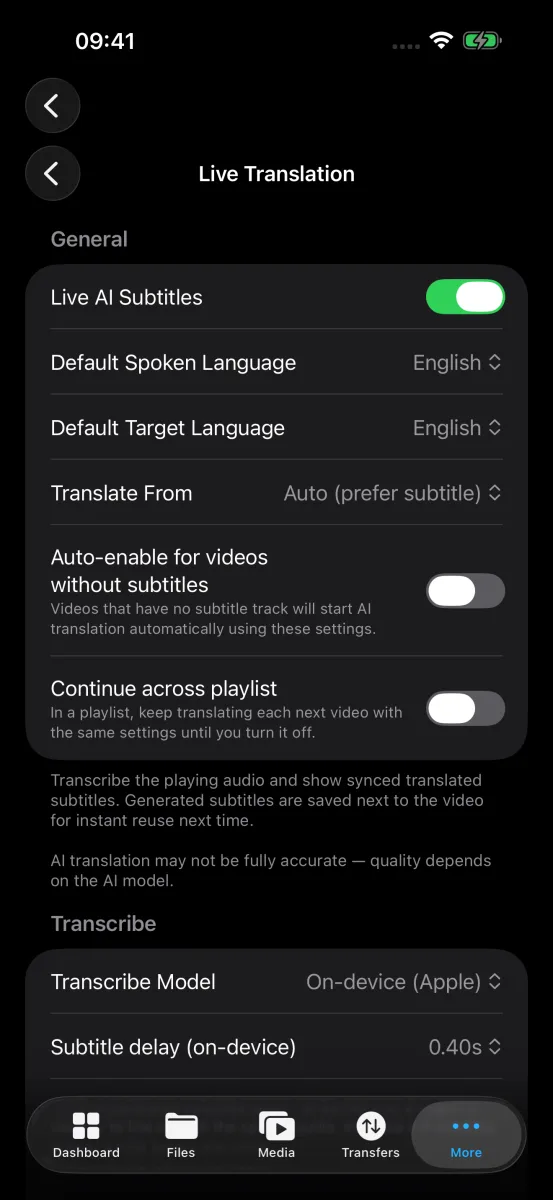 iPhone 上的「实时翻译」设置：AI 字幕开关已开启，可选择语言与转写模型。