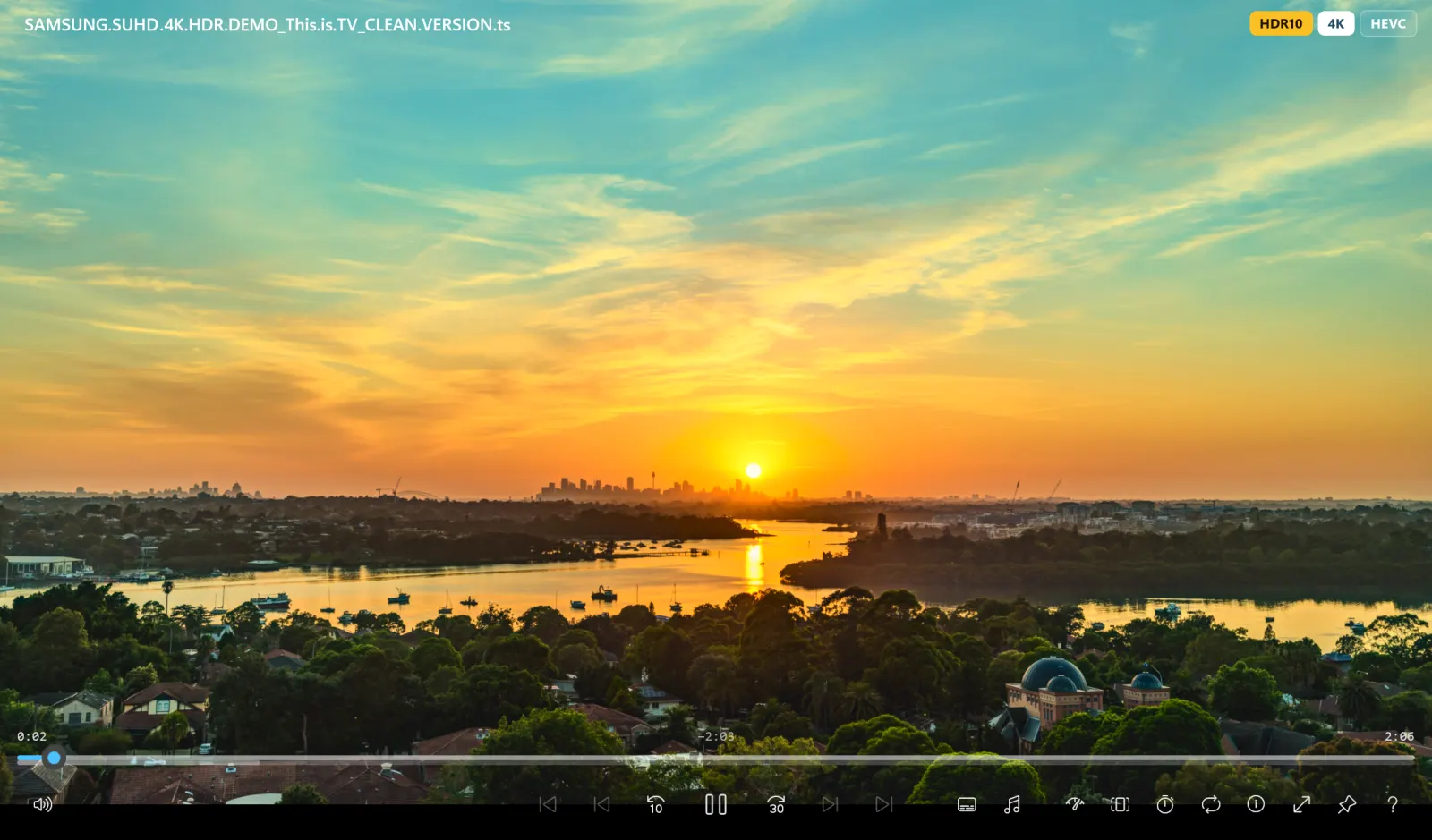 全屏播放中的 4K HDR10 视频，右上角显示 HDR10、4K 与 HEVC 标记，底部是进度条与播放控制。